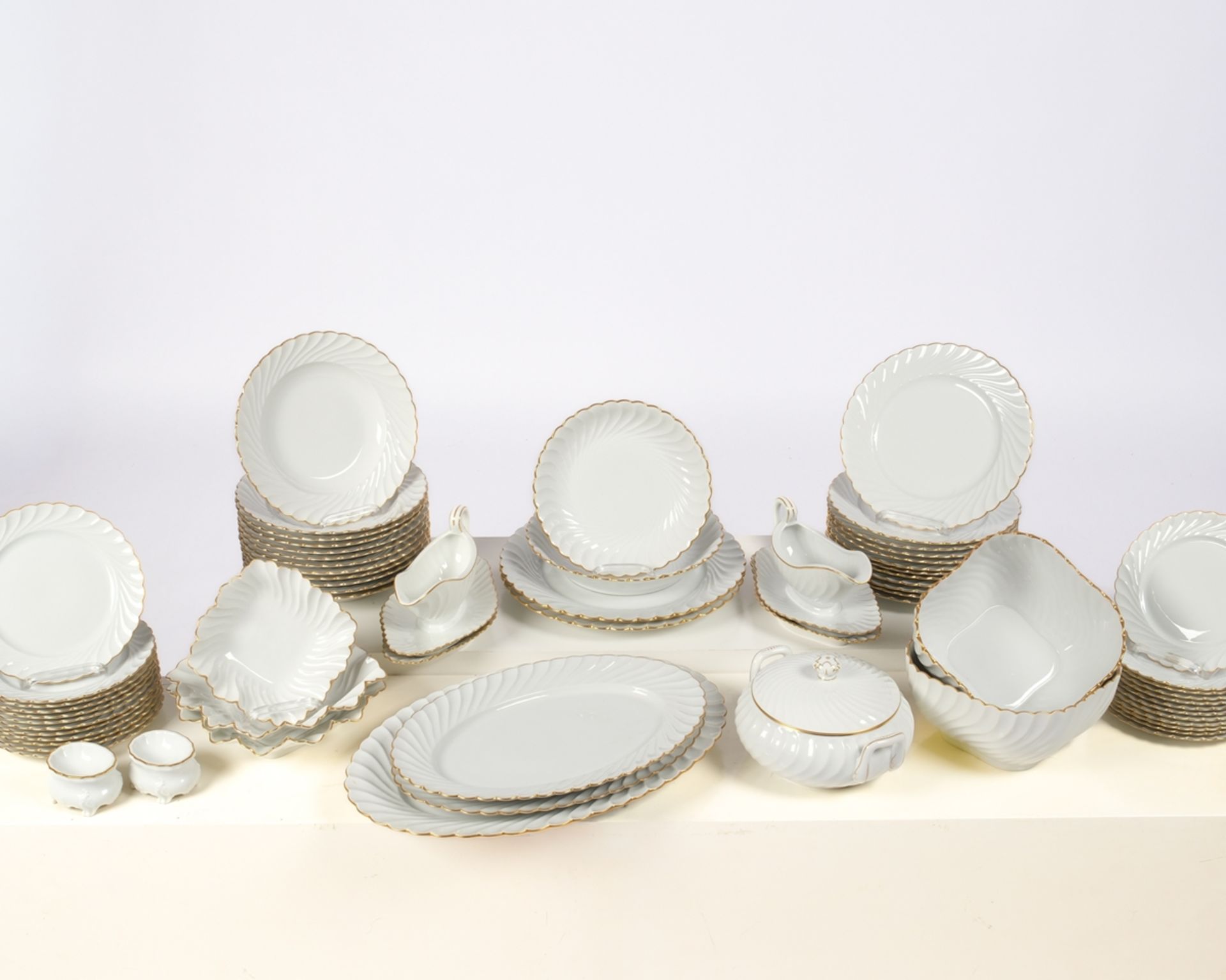 Speiseservice, 67-tlg., Nymphenburg, 1961-1962, gerippt, Goldrand: 12 Salatteller, 12 Vorspeisetell
