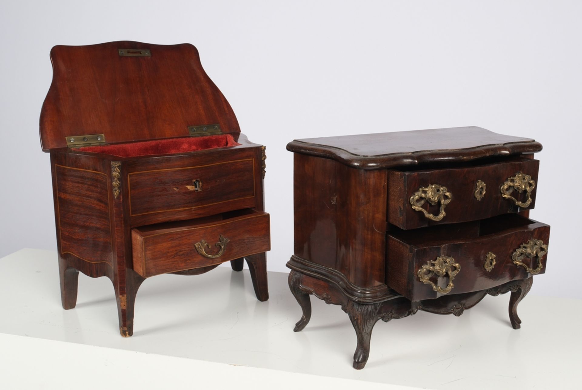 2 Modellkommoden im Stil des Barock, 20. Jh., einmal mit aufklappbarer Platte, 24 x 29 x 15 cm und  - Bild 4 aus 5