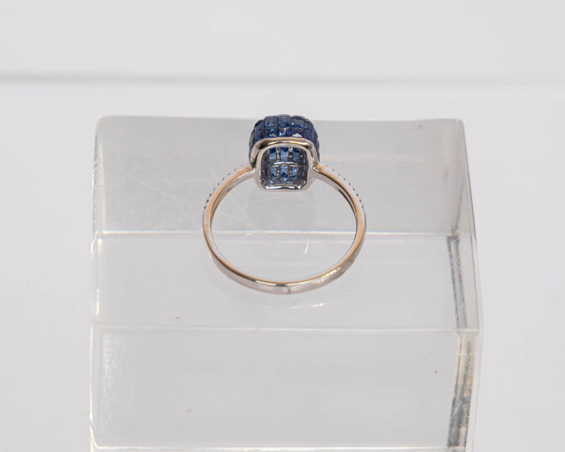 Ring, 18kt Weißgold, Brillanten zus. ca. 0.06 ct., etwa w/si, 7 Saphire zus. ca. 1.80 ct., etwa 4 g - Bild 2 aus 2