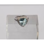 Ring, 18kt Weißgold, Aquamarin ca. 5.0 ct., 33 Brillanten zus. ca. 0.72 ct., etwa w/si, ca. 7.6 g, 