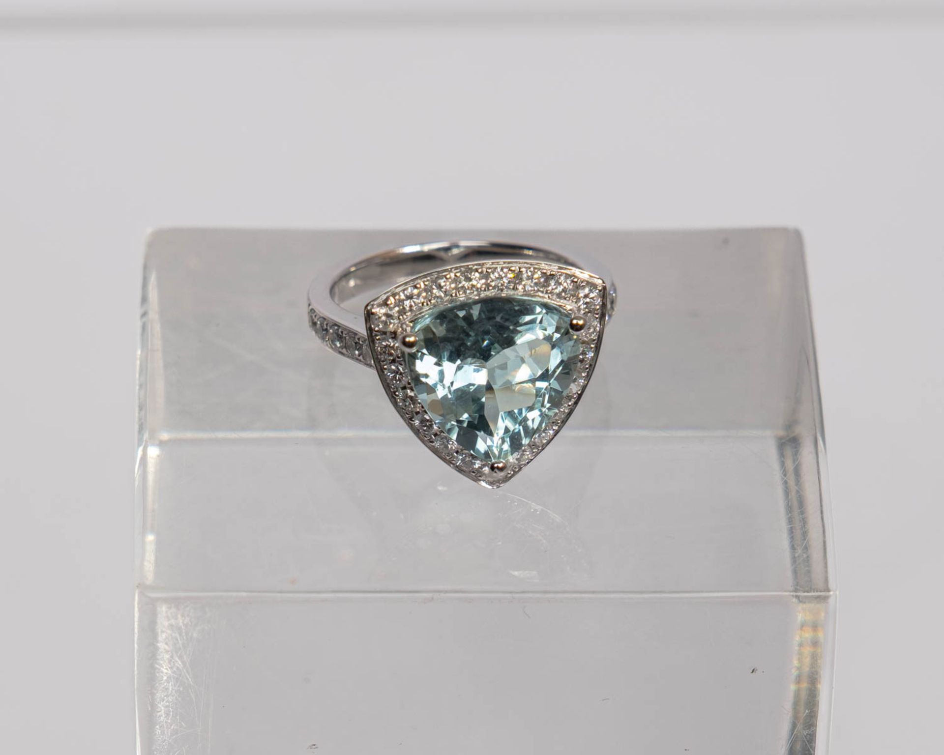 Ring, 18kt Weißgold, Aquamarin ca. 5.0 ct., 33 Brillanten zus. ca. 0.72 ct., etwa w/si, ca. 7.6 g, 