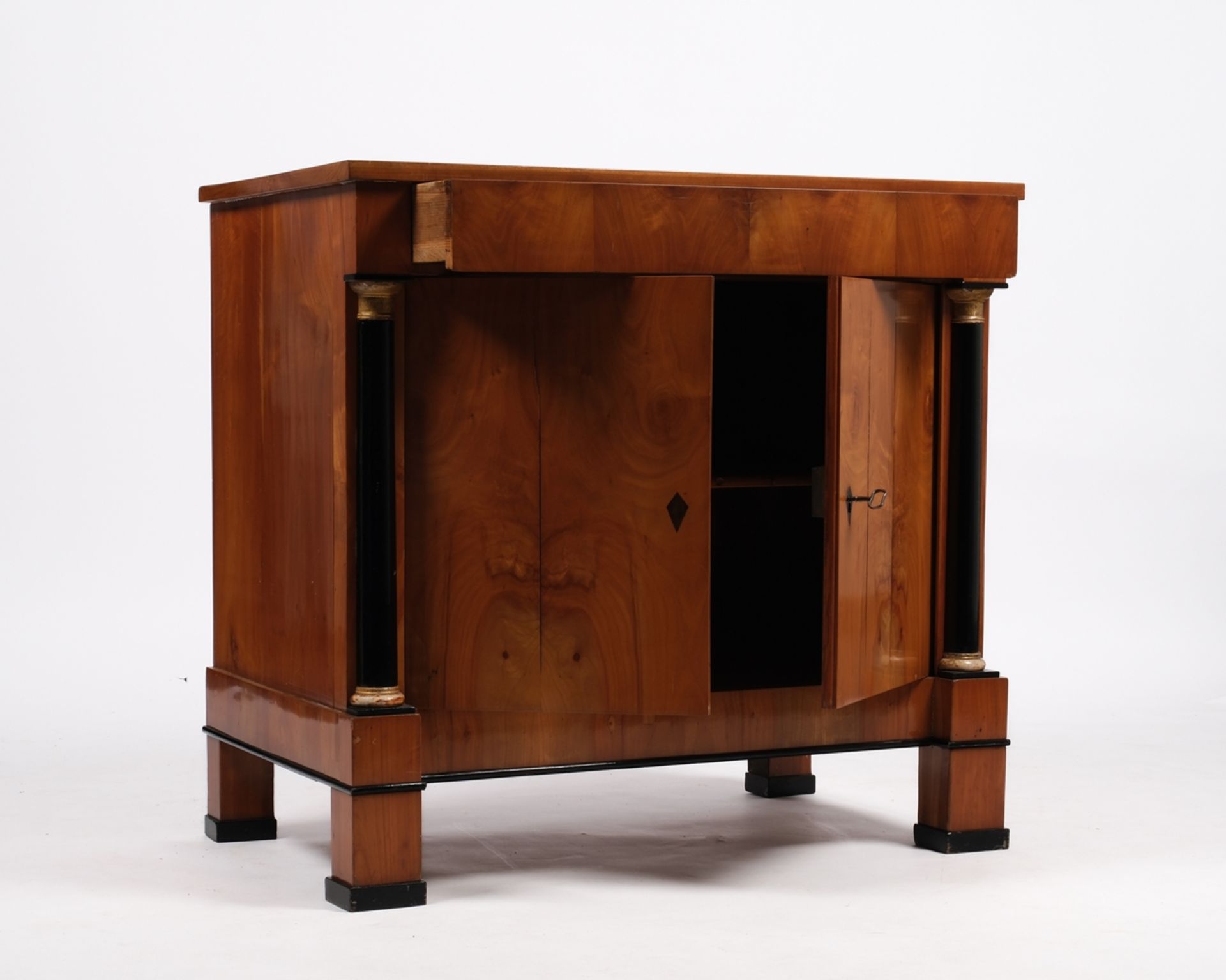 Vertiko / Kommode des Biedermeier aus Haus Parzival, um 1825, Kirschbaum furniert, zweitüriger Korp - Bild 3 aus 4