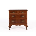 Kommode im Queen-Anne Stil, England, wohl Anfang 20. Jh., Nussbaum furniert, vier Schübe in drei Et