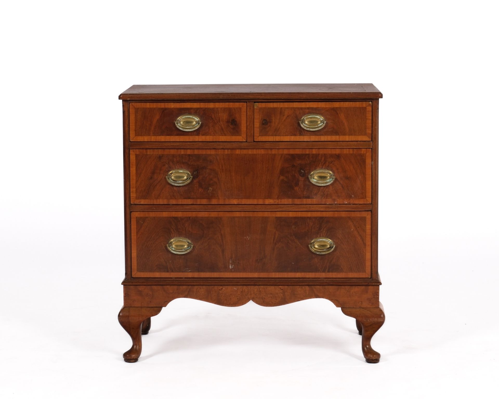 Kommode im Queen-Anne Stil, England, wohl Anfang 20. Jh., Nussbaum furniert, vier Schübe in drei Et