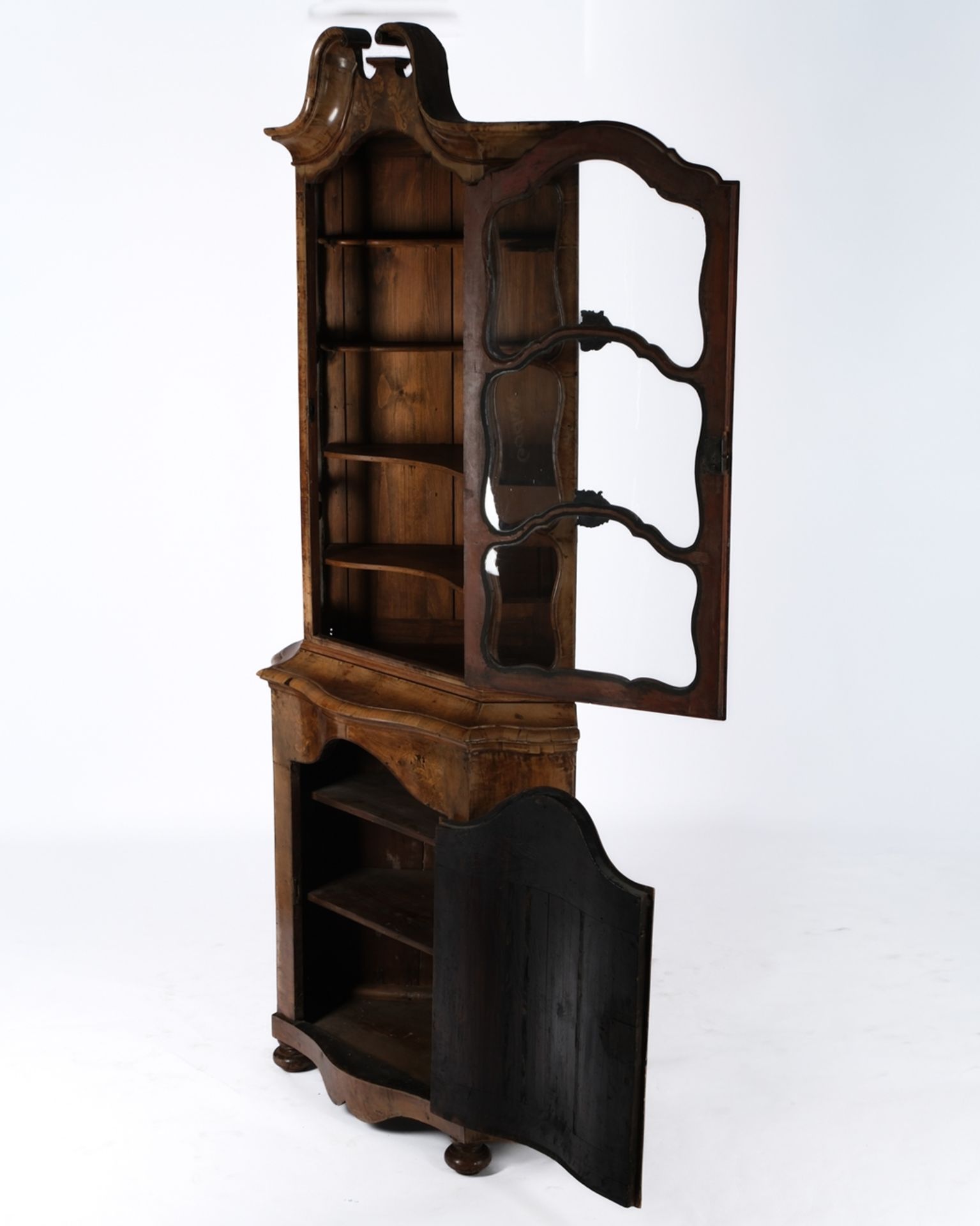 Eckschrank im Stil des Barock, wohl 19. Jh., Nussbaum furniert und massiv, zweiteiliger Korpus, rei - Bild 3 aus 4