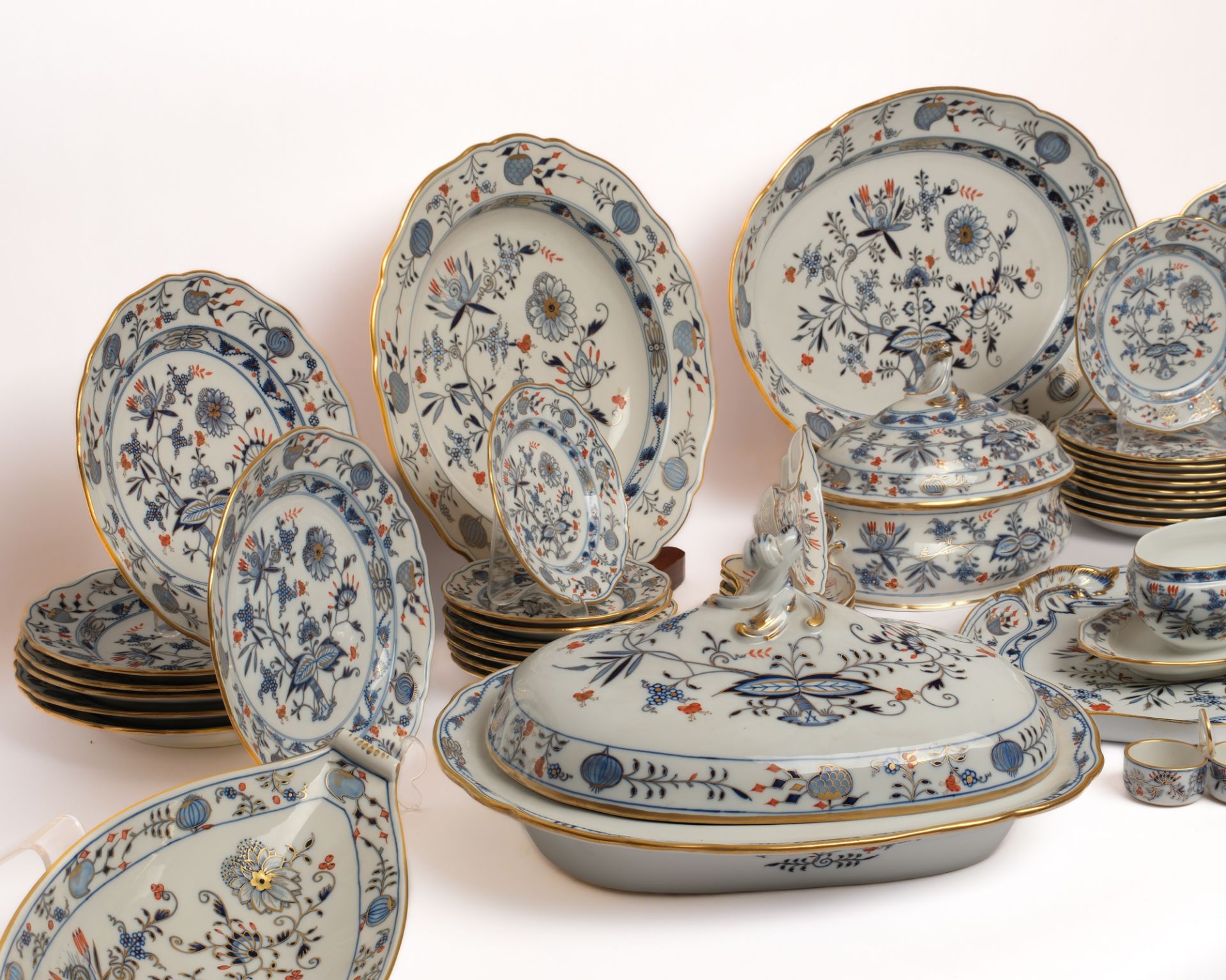 Speiseservice, 53-tlg., Meissen, Schwertermarke, 19./20. Jh., 1./2. Wahl, Zwiebelmuster, rot- und g - Bild 2 aus 5