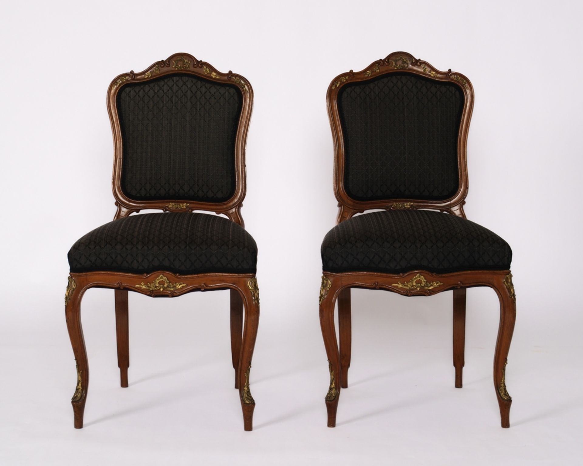 Sitzgarnitur im Dresdner Barock-Stil, um 1900, Nussbaum geschnitzt, beinhaltet eine gepolsterte Sit - Bild 3 aus 10