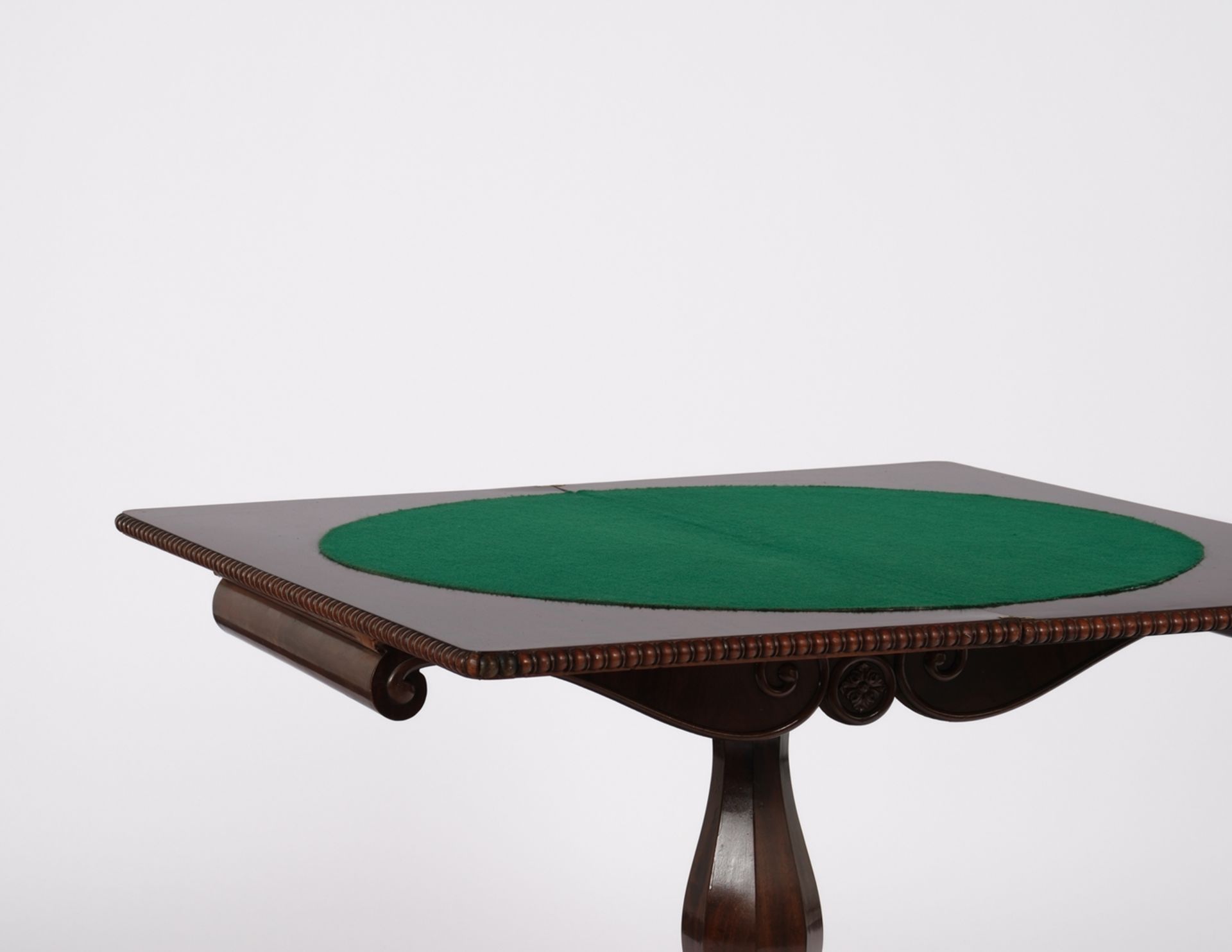 Spieltisch, norddeutsch, um 1900, Mahagoni, Platte klapp- und drehbar, innen mit grünem Filz, Fries - Bild 6 aus 7