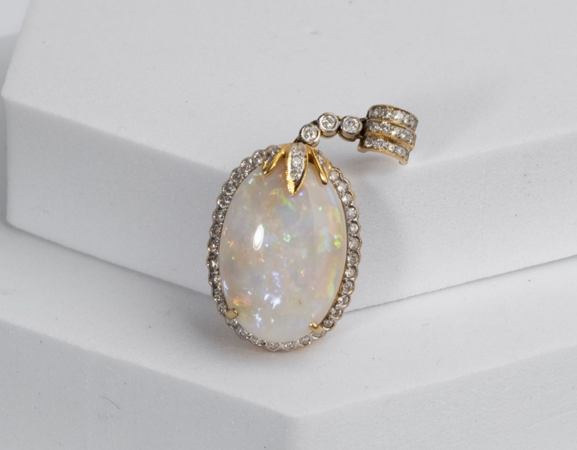 Anhänger, 14kt Gelbgold, Opalcabochon ca. 11.0 ct., Brillanten, ca. 7.2 g