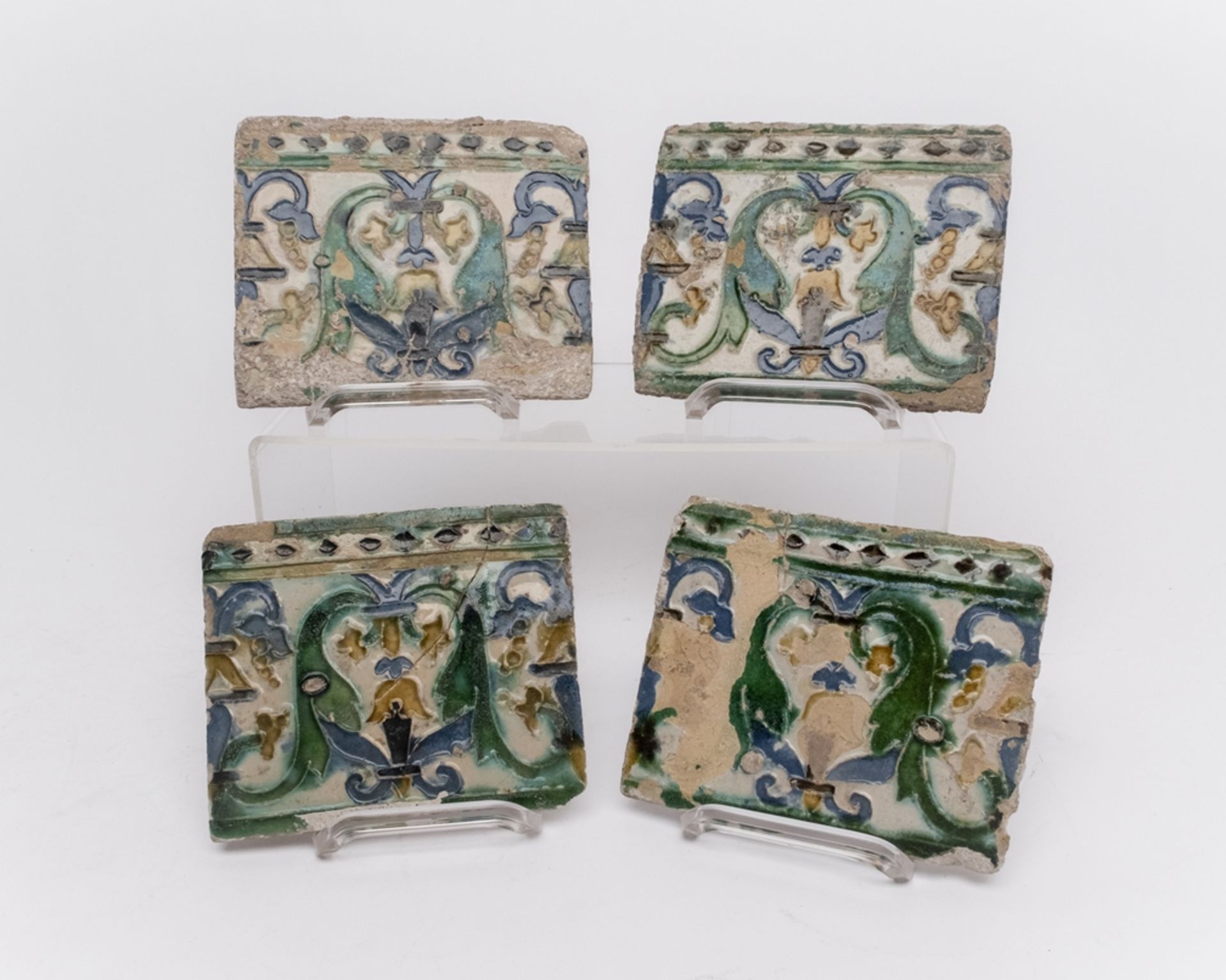4 Bordürenfliesen, womöglich Toledo/Spanien 16. Jh., ungemarkt, Irdenware, Cuenca-Technik, glasiert