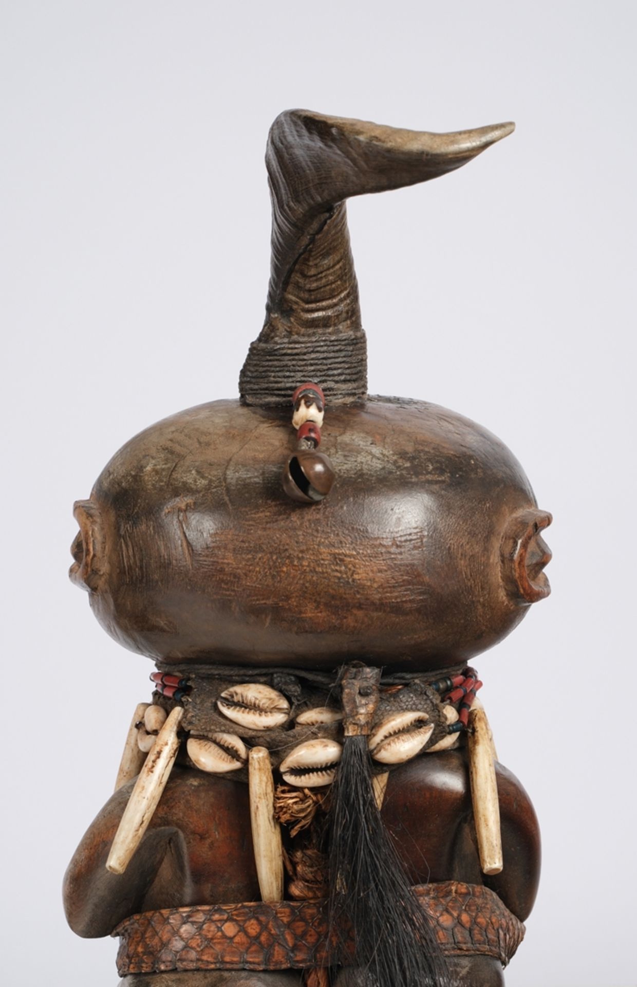 Paar Wächterfiguren, Sambia, Afrika, Holz, patiniert, kugelige Köpfe mit Hornaufsatz, die Hände vor - Bild 4 aus 5