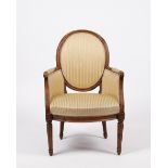 Bergère, Louis XVI, um 1780, Nussbaum geschnitzt, medaillonförmige Rückenlehne und kannelierte Füße