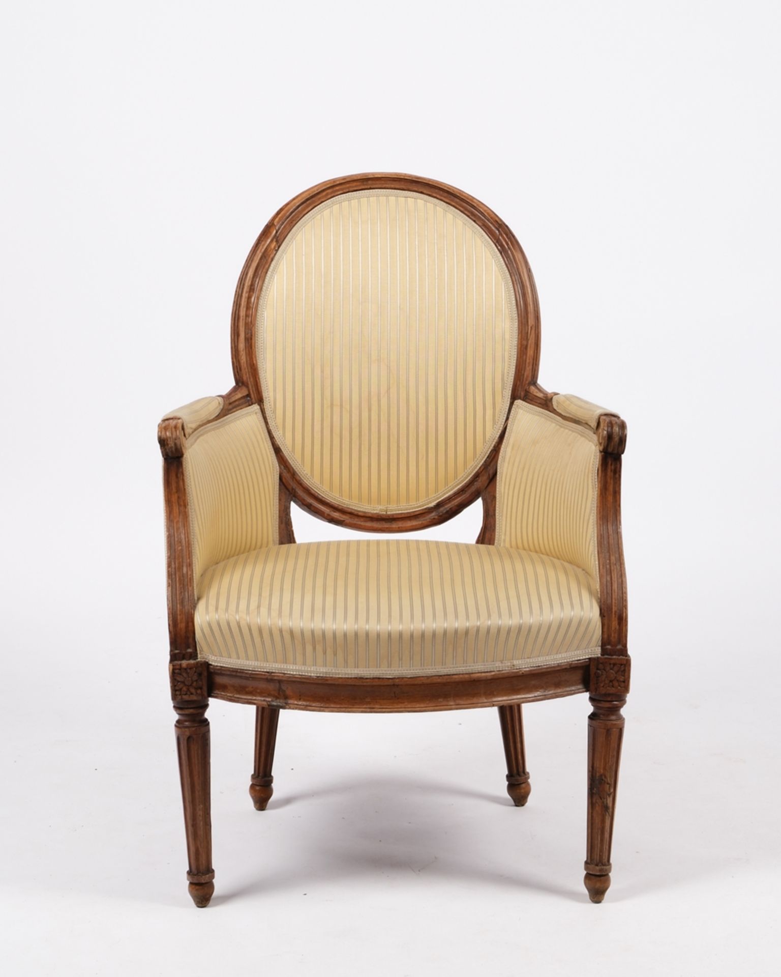 Bergère, Louis XVI, um 1780, Nussbaum geschnitzt, medaillonförmige Rückenlehne und kannelierte Füße