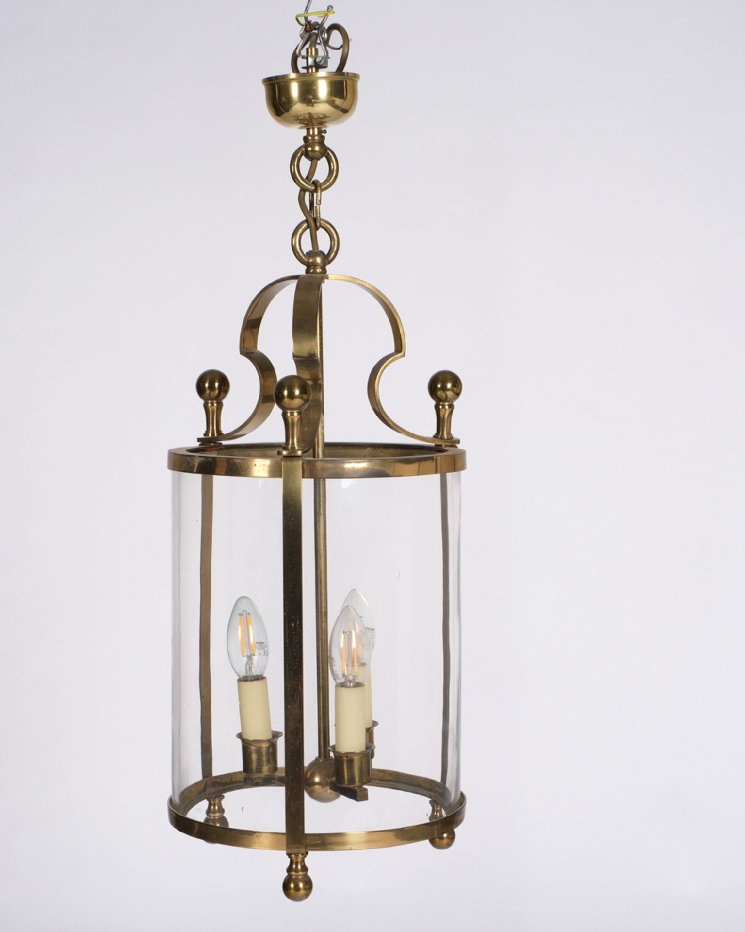 Hallenampel, 2. Hälfte 20. Jh., Messing, Glas, dreiflammig, elektrifiziert, ca. 65 cm hoch, ca. ø 2