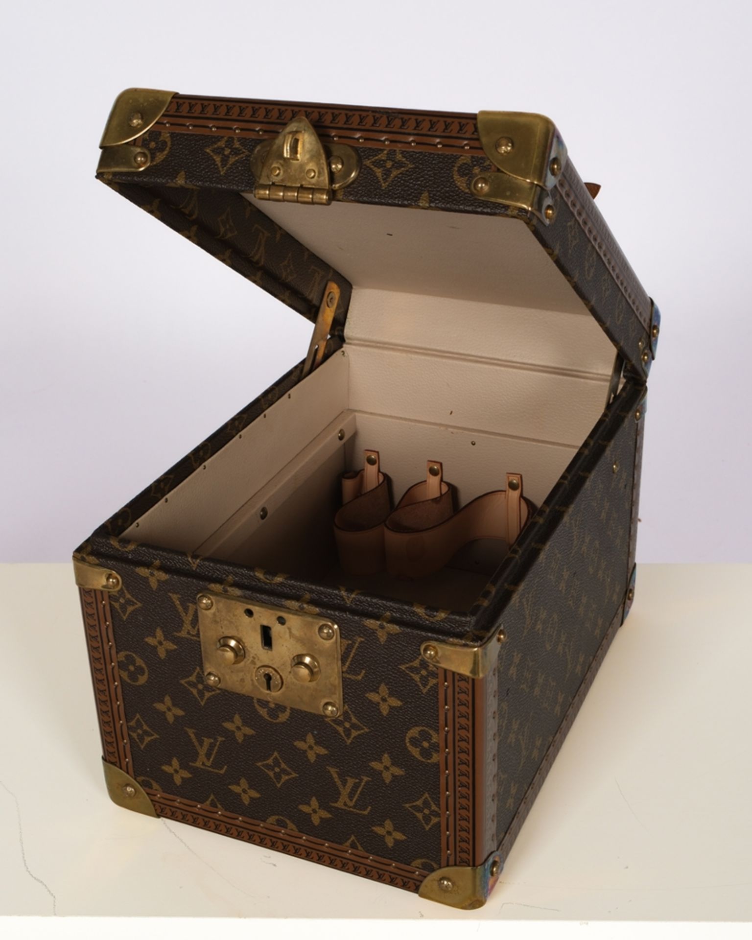 Kosmetikkoffer, "Boîte flacons", Louis Vuitton, Frankreich, 20. Jh., Monogram-Canvas LV, helles Led - Bild 2 aus 4