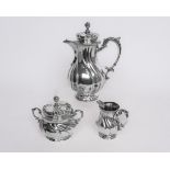 Kaffeekanne, Sahnegießer, Zuckerdose, Silber 800, Koch & Bergfeld, bauchige Gefäße auf Standfuß mit