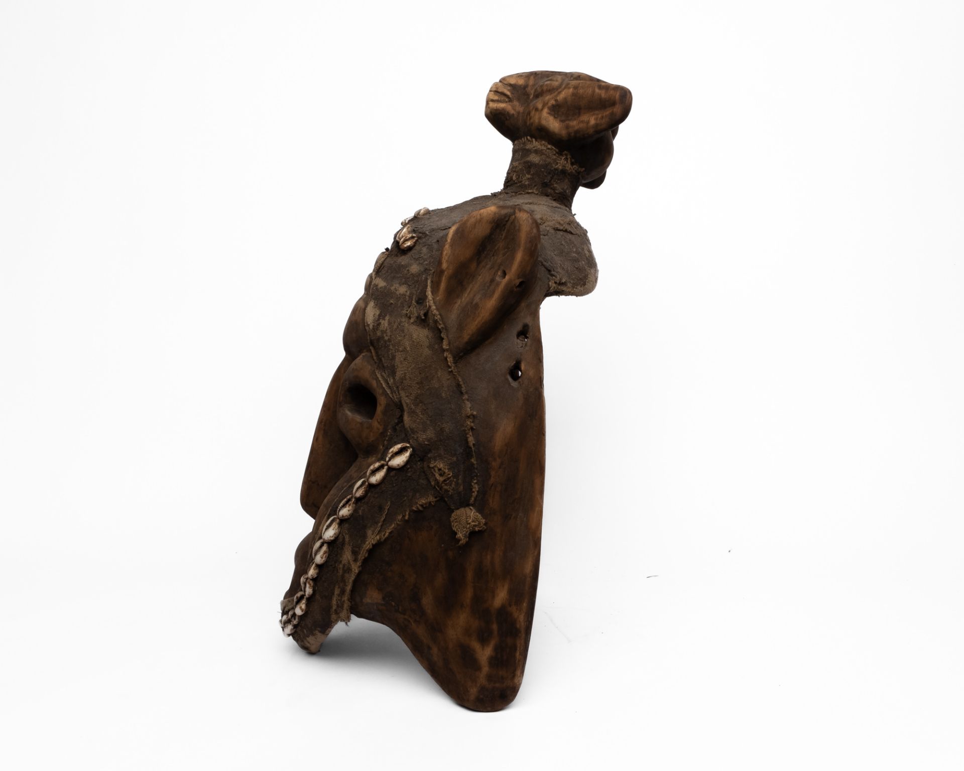 Maske, Afrika, Holz, Jute und Kauri-Muscheln, Gesicht mit einem Kopfaufsatz, 60 cm hoch - Bild 4 aus 4