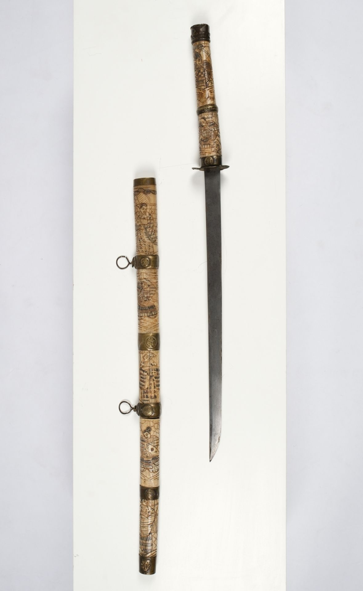 Wakizashi, Japan, um 1900, Meiji, einschneidige Eisenklinge, Griff und Scheide mit figürlich verzie - Bild 2 aus 5
