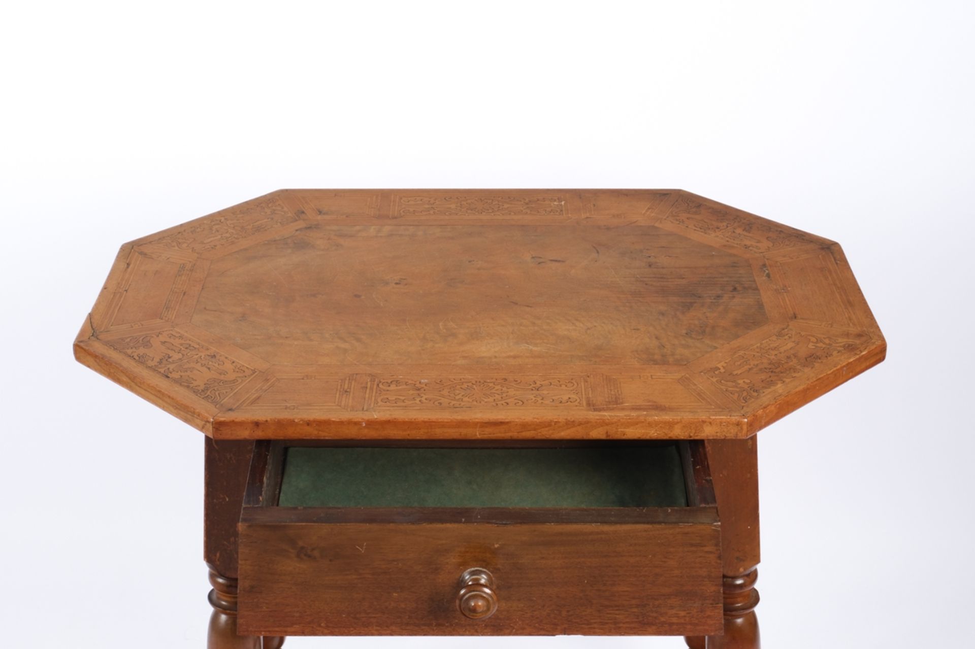 Beistelltisch, 2. Hälfte 19. Jh., Nussbaum, achteckige Platte mit arabesken Intarsien auf Balusterg - Bild 2 aus 3