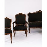 Sitzgarnitur im Dresdner Barock-Stil, um 1900, Nussbaum geschnitzt, beinhaltet eine gepolsterte Sit