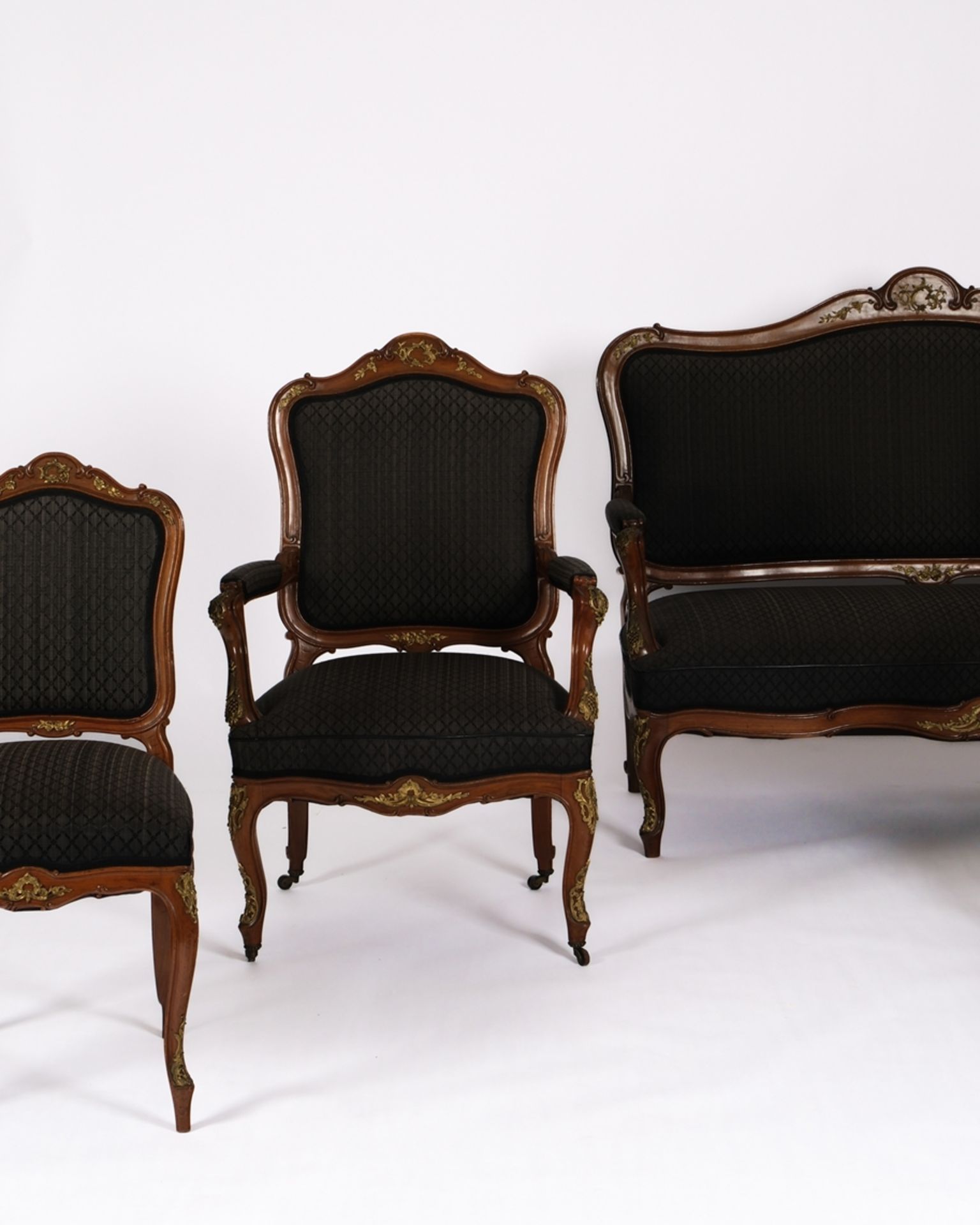 Sitzgarnitur im Dresdner Barock-Stil, um 1900, Nussbaum geschnitzt, beinhaltet eine gepolsterte Sit