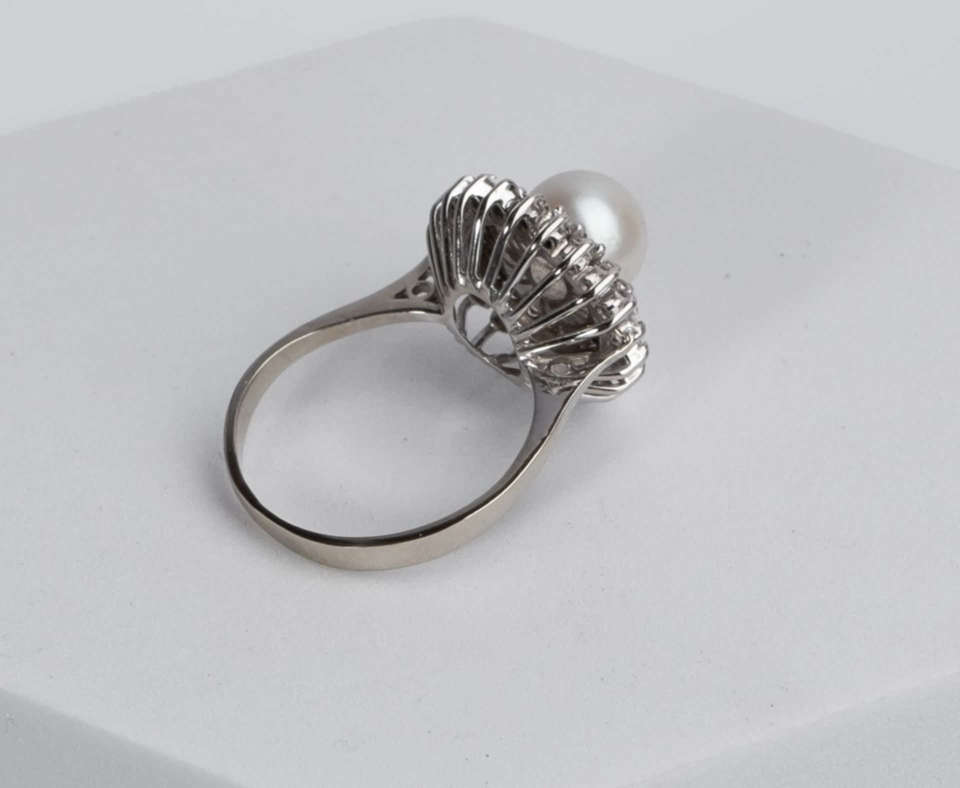 Ring, 14kt Weißgold, Diamanten, Perle ⌀ ca. 8.5 mm, ca. 6.6 g, RM 58 - Bild 2 aus 2