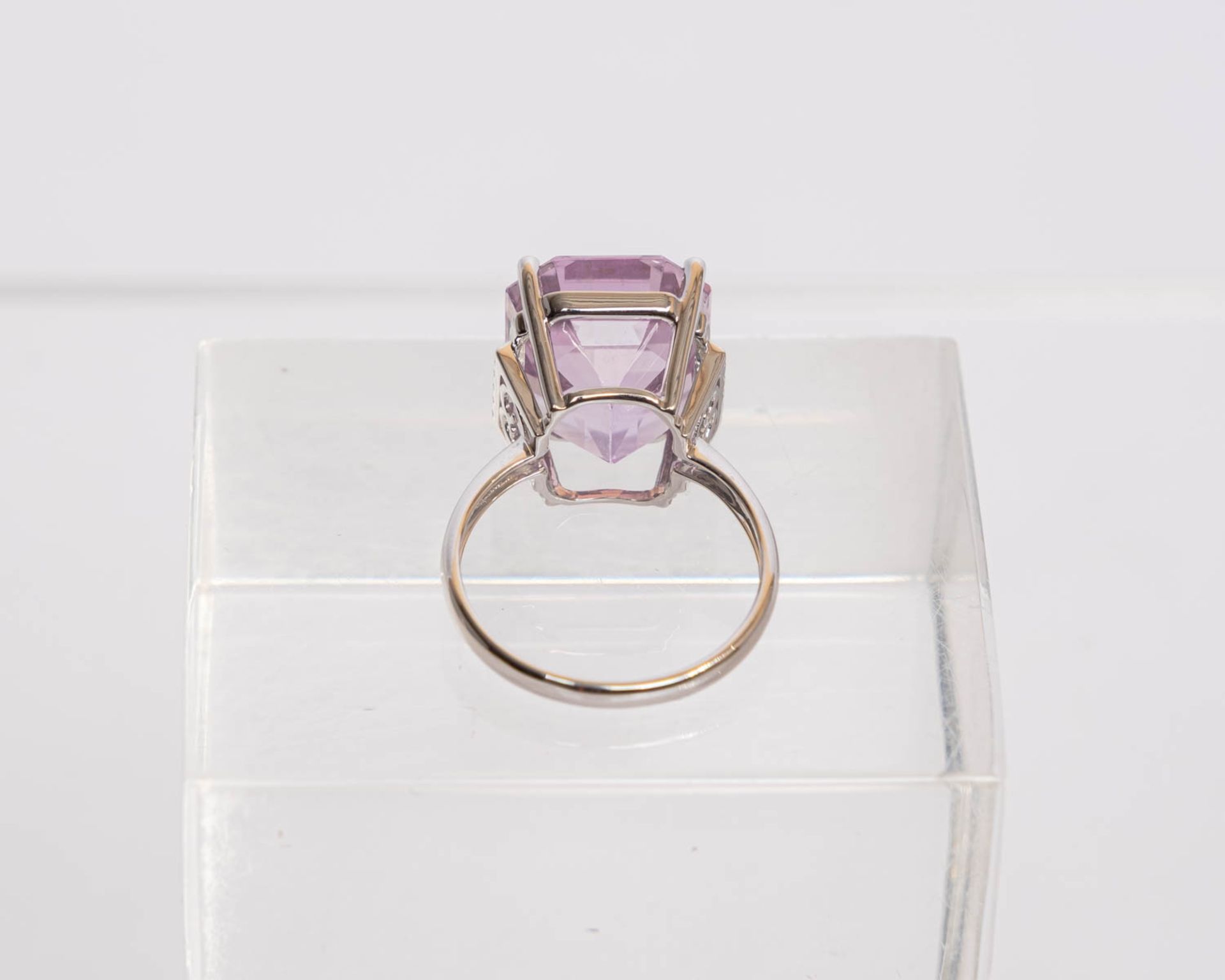 Ring, 14kt Weißgold, Kunzit ca. 14 ct., Diamanten zus. ca. 0.07 ct., etwa w/si, ca. 5.8 g, RM 55 - Bild 3 aus 3