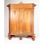 Barocker Dielenschrank, Aachen, 2. Hälfte 18. Jh., Eiche, zweitüriger Korpus mit geschrägten Ecken 