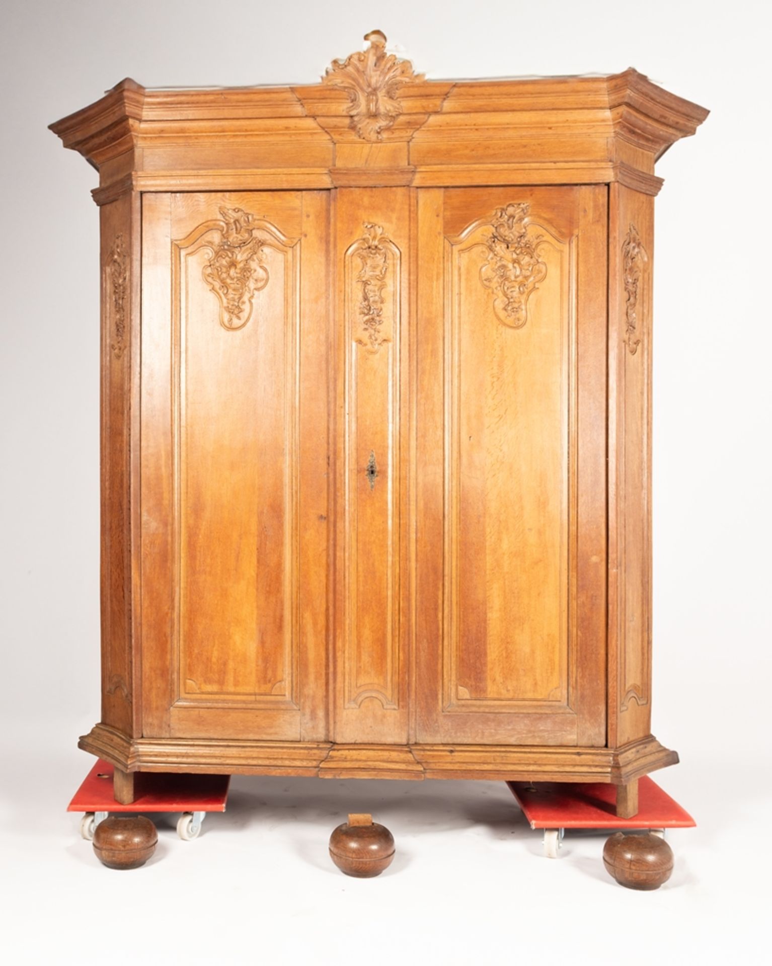 Barocker Dielenschrank, Aachen, 2. Hälfte 18. Jh., Eiche, zweitüriger Korpus mit geschrägten Ecken 