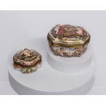 2 Tabatièren, Ernst Bohne Söhne, Rudolstadt, verschieden, reliefierte Puttendekore, polychrom und g