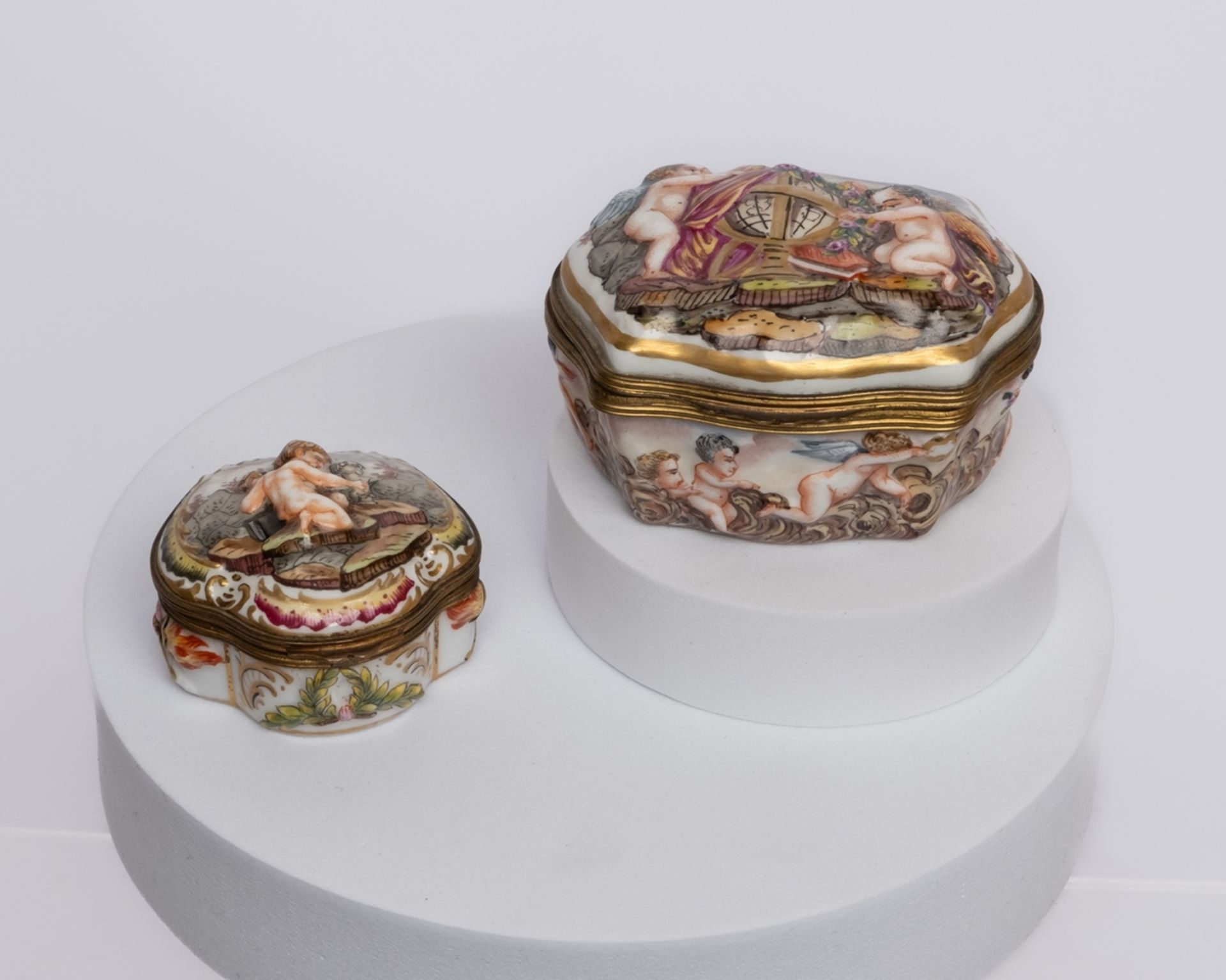 2 Tabatièren, Ernst Bohne Söhne, Rudolstadt, verschieden, reliefierte Puttendekore, polychrom und g