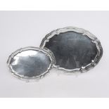 2 Tabletts, Silber 830, Wilkens, oval, passiv-geschweifter Profilrand, 24 x 18 cm, 33.5 x 26 cm, zu