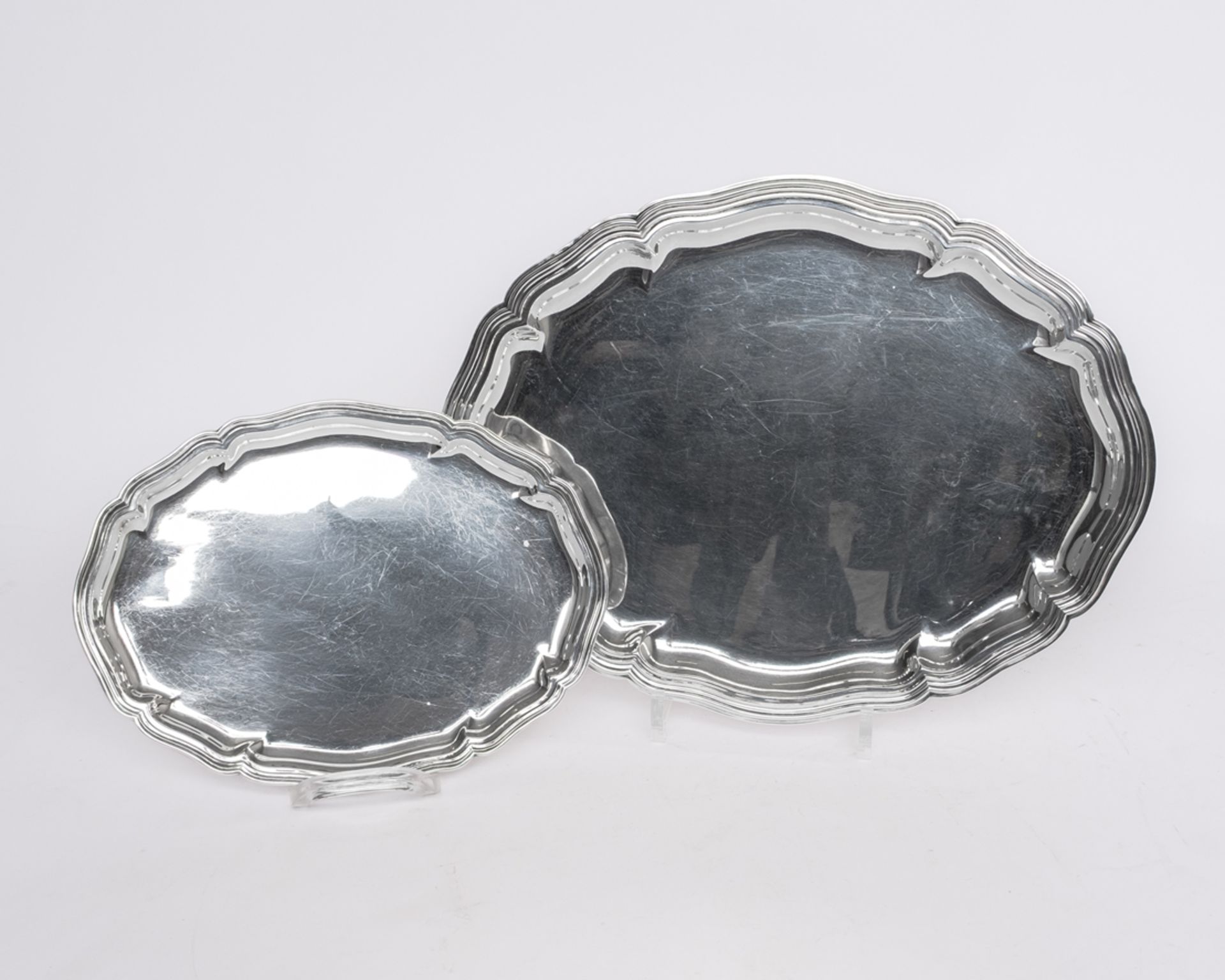 2 Tabletts, Silber 830, Wilkens, oval, passiv-geschweifter Profilrand, 24 x 18 cm, 33.5 x 26 cm, zu