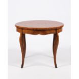 Barockes Salontischchen, 19. Jh. oder früher, feine Marketerie in Rosenholz auf Eiche, runde Platte