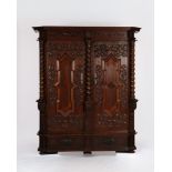 Barockschrank, Schwaben, 18. Jh., Eiche auf Weichholz, mittig teilbarer Korpus mit geschrägten Ecke