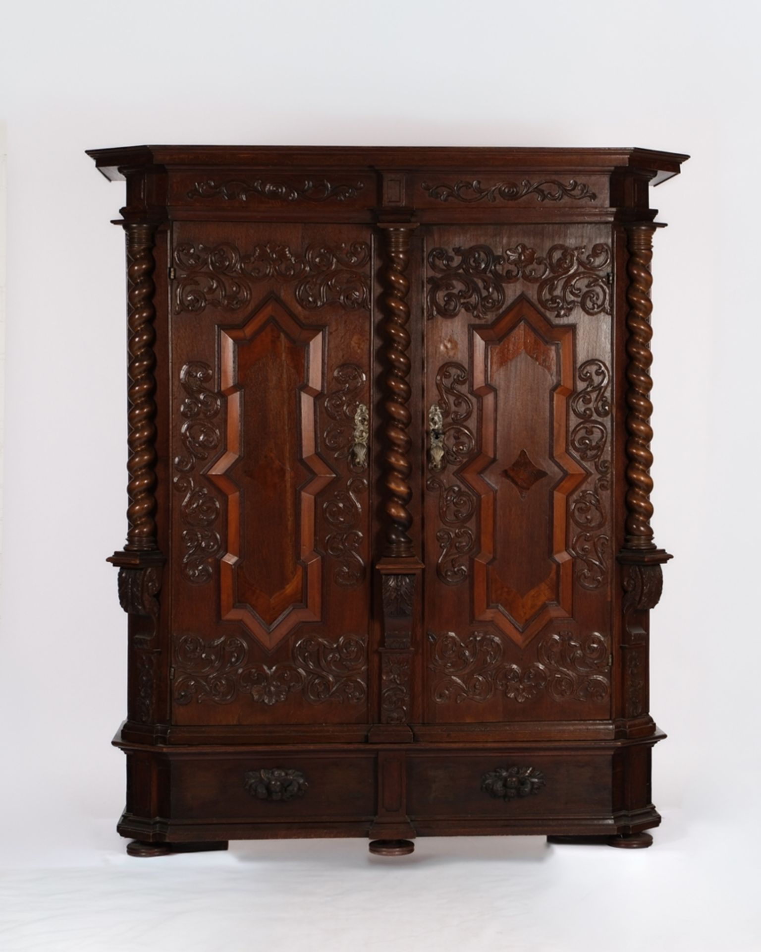 Barockschrank, Schwaben, 18. Jh., Eiche auf Weichholz, mittig teilbarer Korpus mit geschrägten Ecke