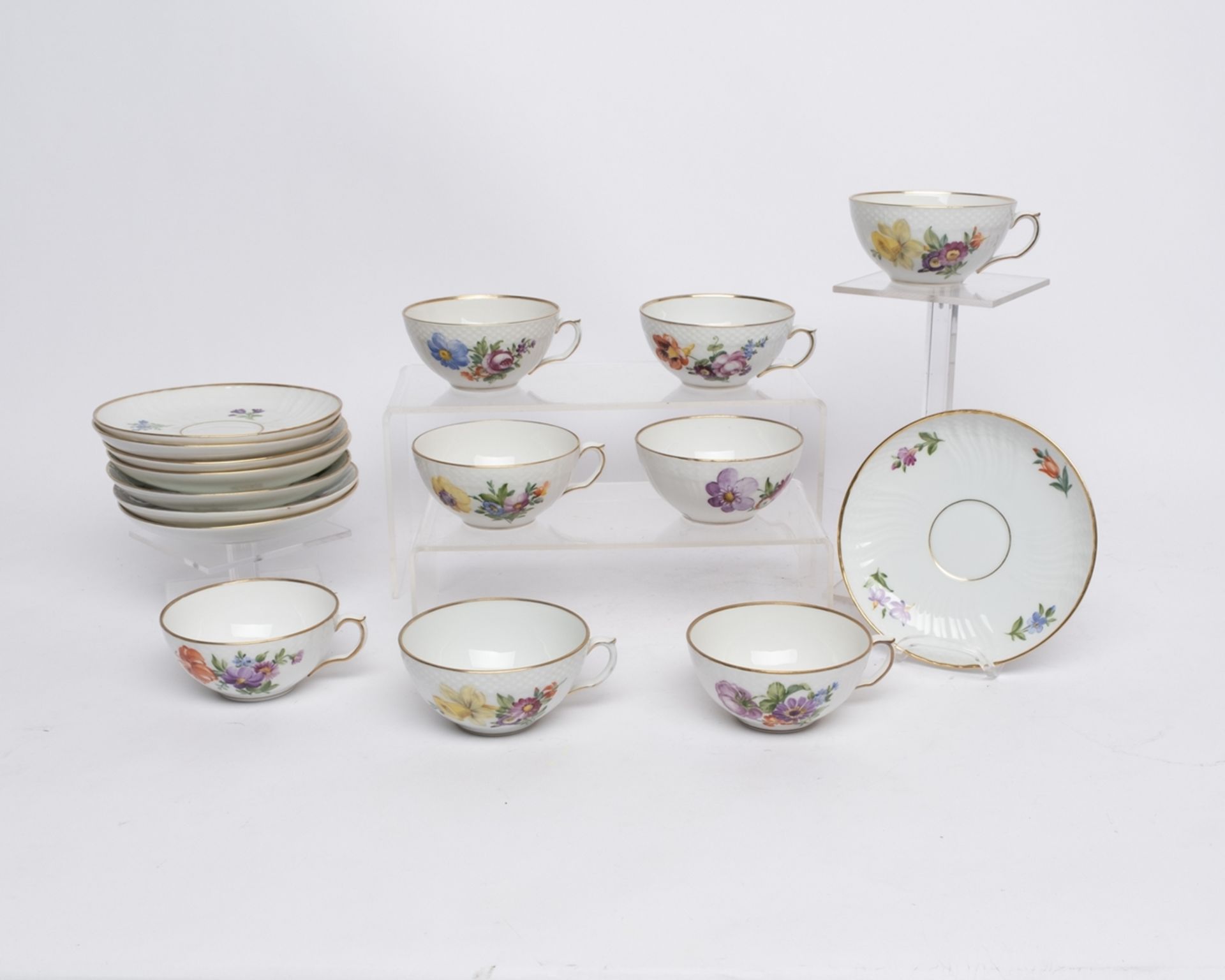 8 Teetassen mit Untertassen, Royal Kopenhagen, Osier, sächsische Blume, Goldrand, Modellnummer 493 