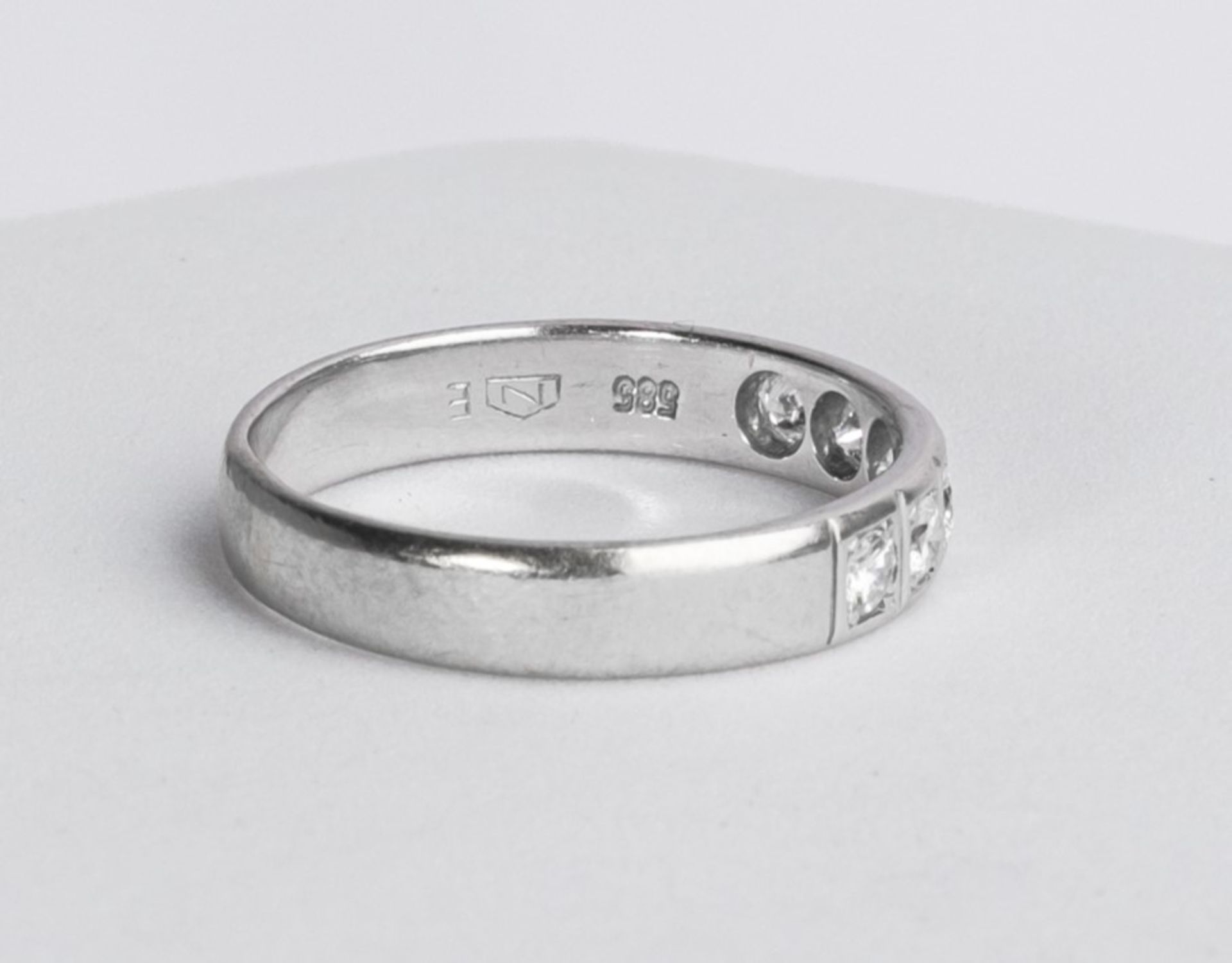 Halbmemoire-Ring, 14kt Weißgold, 6 Brillanten zus. ca. 0.36 ct., ca. 3.2 g, RM 58 - Bild 3 aus 3