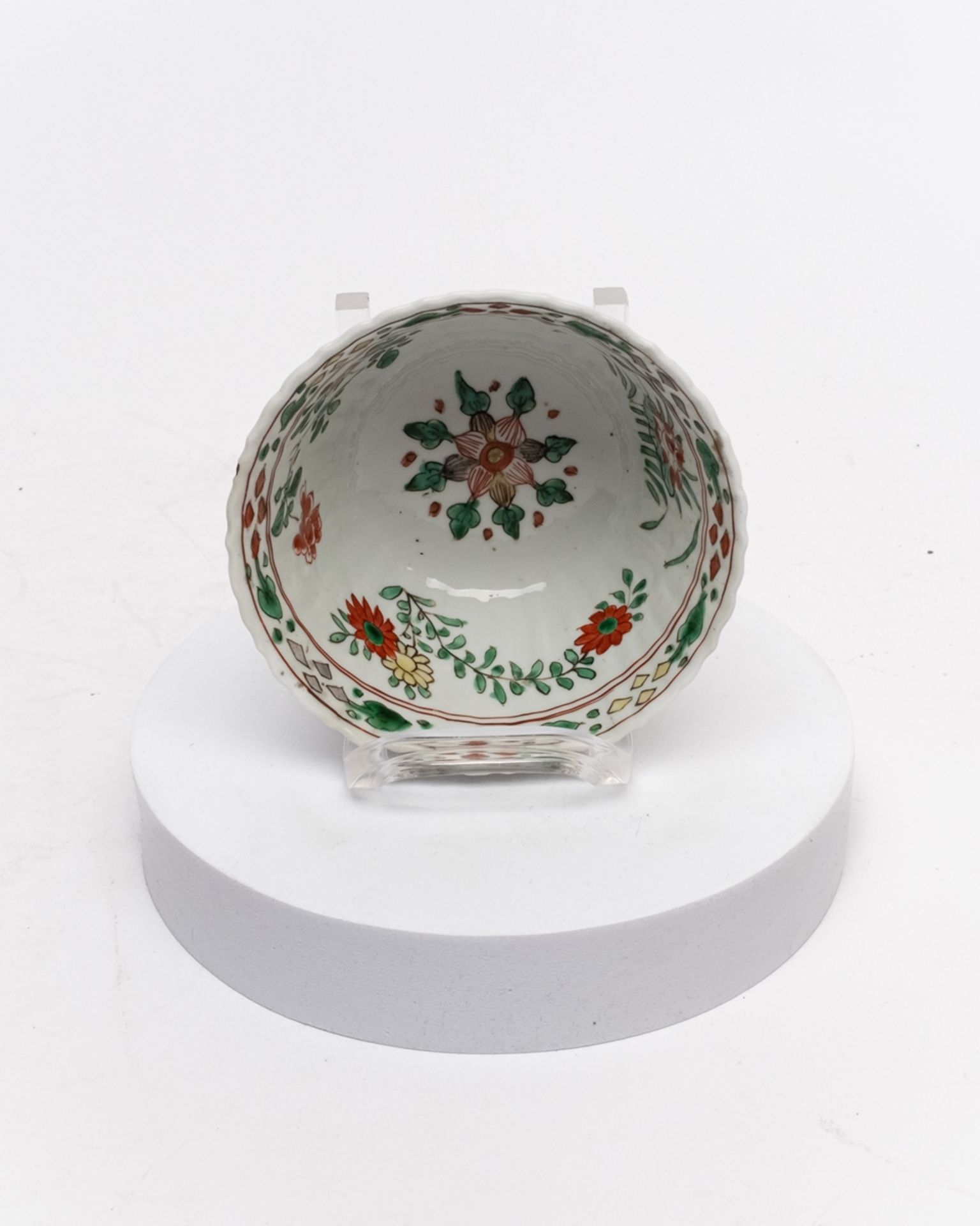 Schale, China, Kangxi, 1662-1722, Porzellan, famille verte, Kummenform, gerippte Wandung, blütenför - Bild 2 aus 3