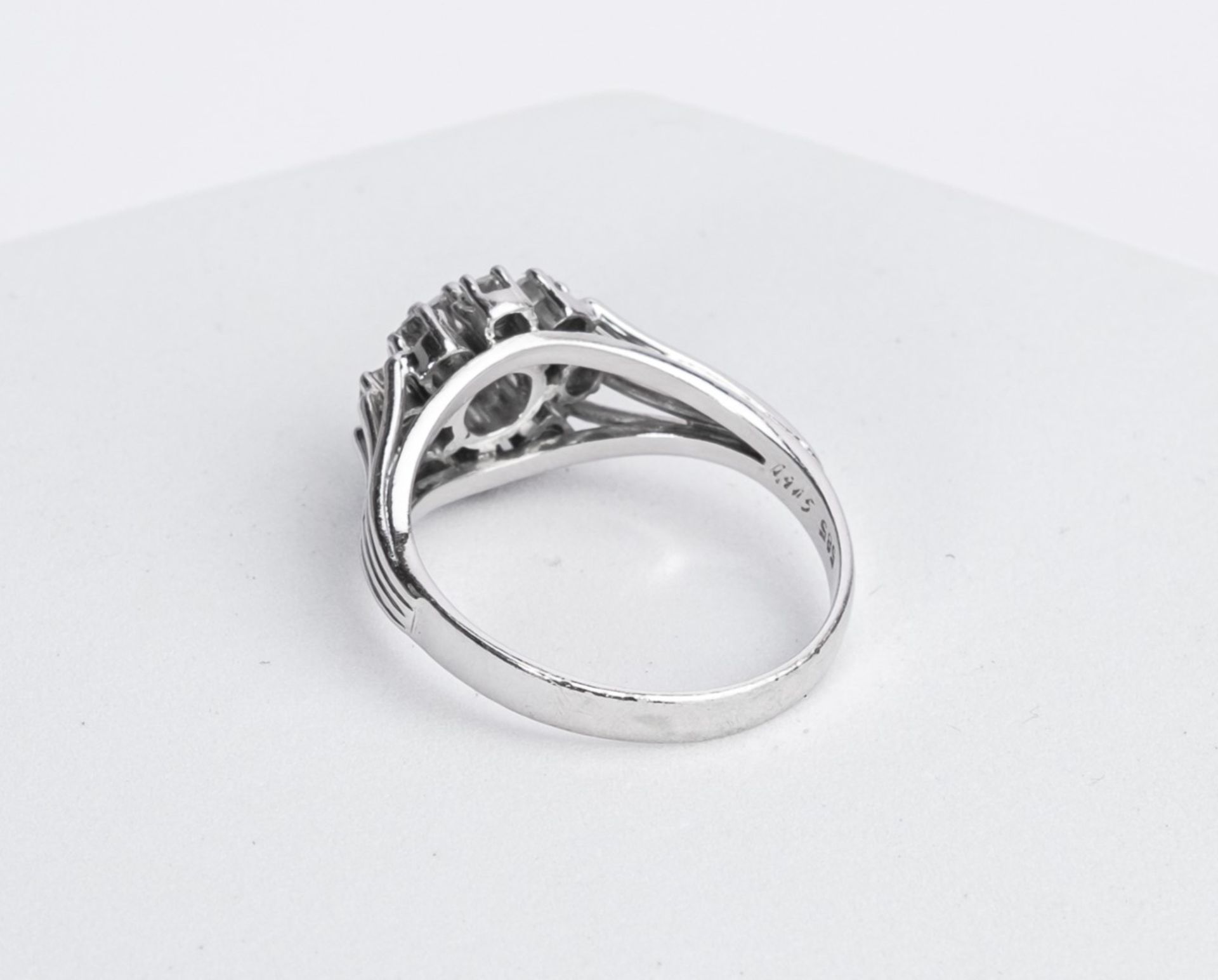 Ring, 14kt Weißgold, Brillant, 9 kleine Brillanten, zus. ca. 0.90 ct., ca. 4.8 g, RM 59 - Bild 2 aus 3