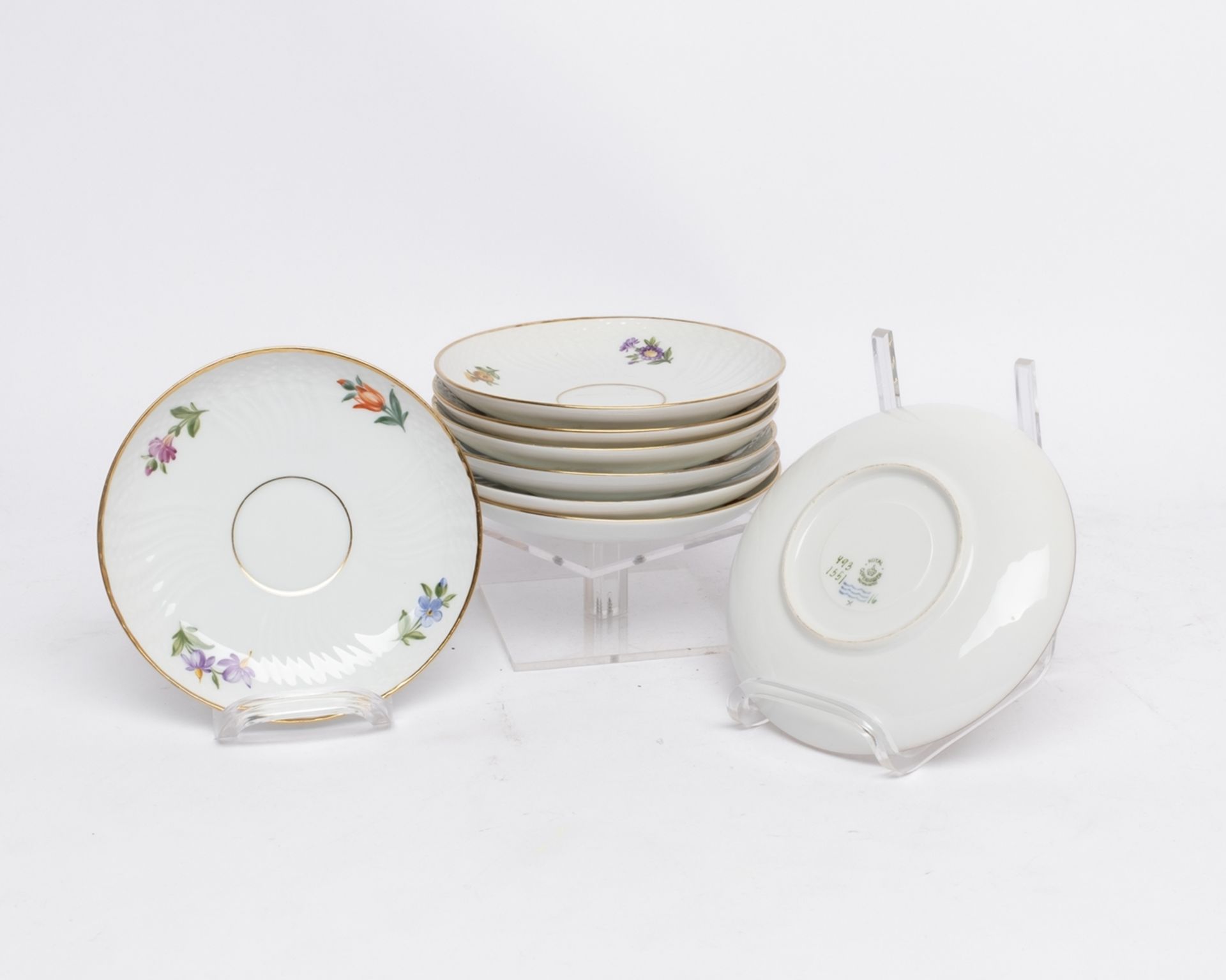 8 Teetassen mit Untertassen, Royal Kopenhagen, Osier, sächsische Blume, Goldrand, Modellnummer 493  - Bild 3 aus 3