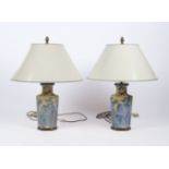 Paar Tischlampen, 20. Jh., vasenförmiger Schaft aus Keramik mit blauem Tobacco-Leafes-Dekor auf hel
