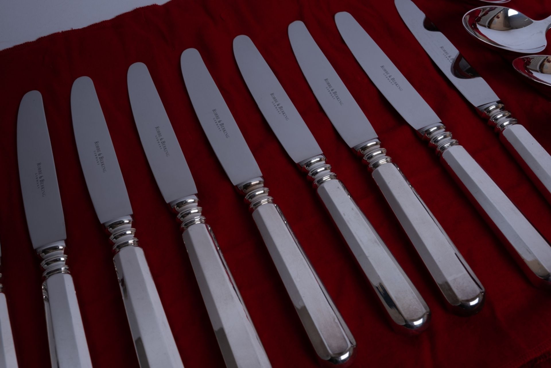 Besteck, 140-tlg., Silber 925, Robbe & Berking, Alt-Spaten: 12 Vorspeisegabeln, 11 Vorspeisemesser, - Bild 2 aus 4