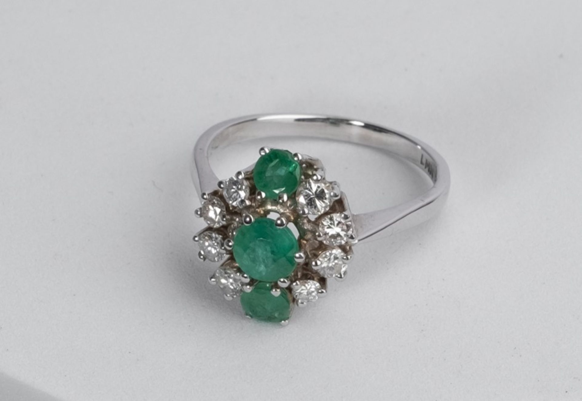 Ring, 14kt Weißgold, 3 Smaragde, 8 Brillanten, ca. 3.8 g, RM 57