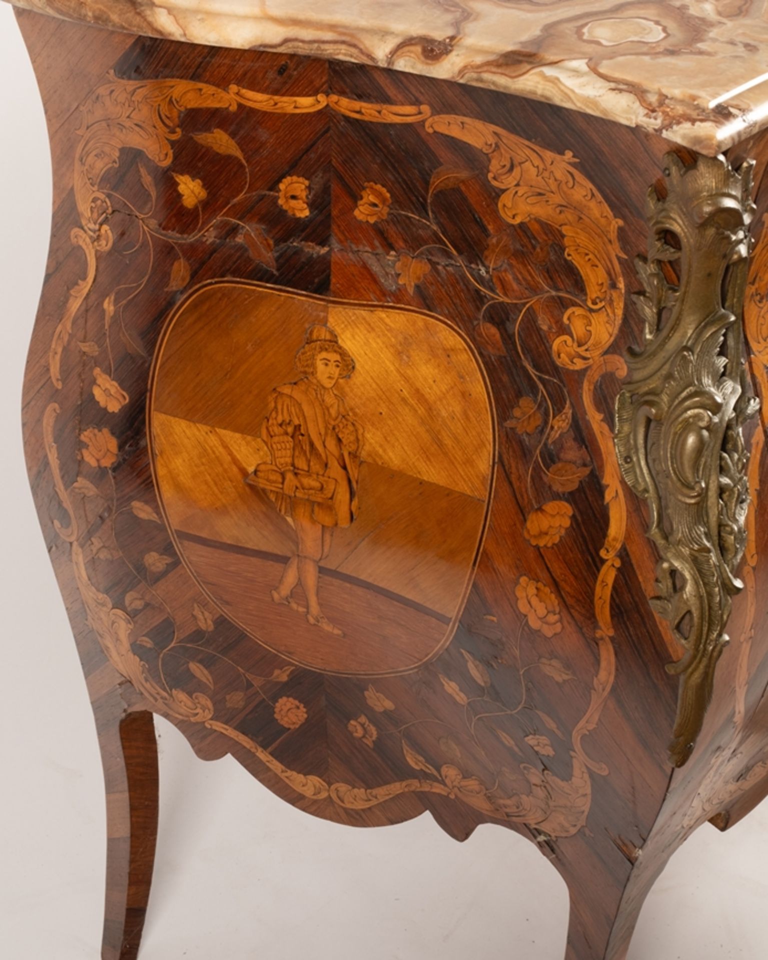 Kommode im Stil Louis XV, 19. Jh., diverse Edelhölzer furniert auf Eiche und Weichholz, stark bombi - Bild 4 aus 8
