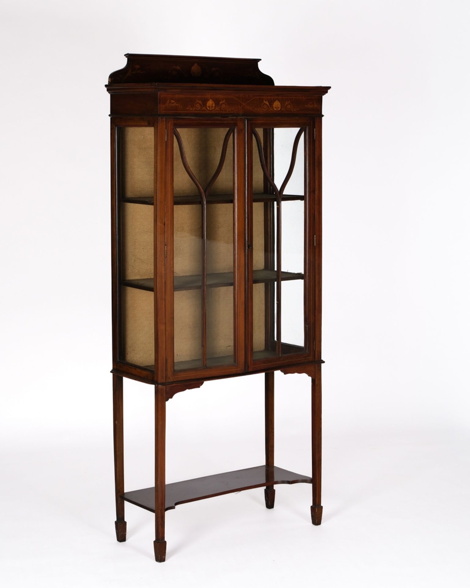 Edwardianische Vitrine, England, 1900, Mahagoni, zweitüriger Korpus dreiseitig verglast auf hohen F - Bild 2 aus 4