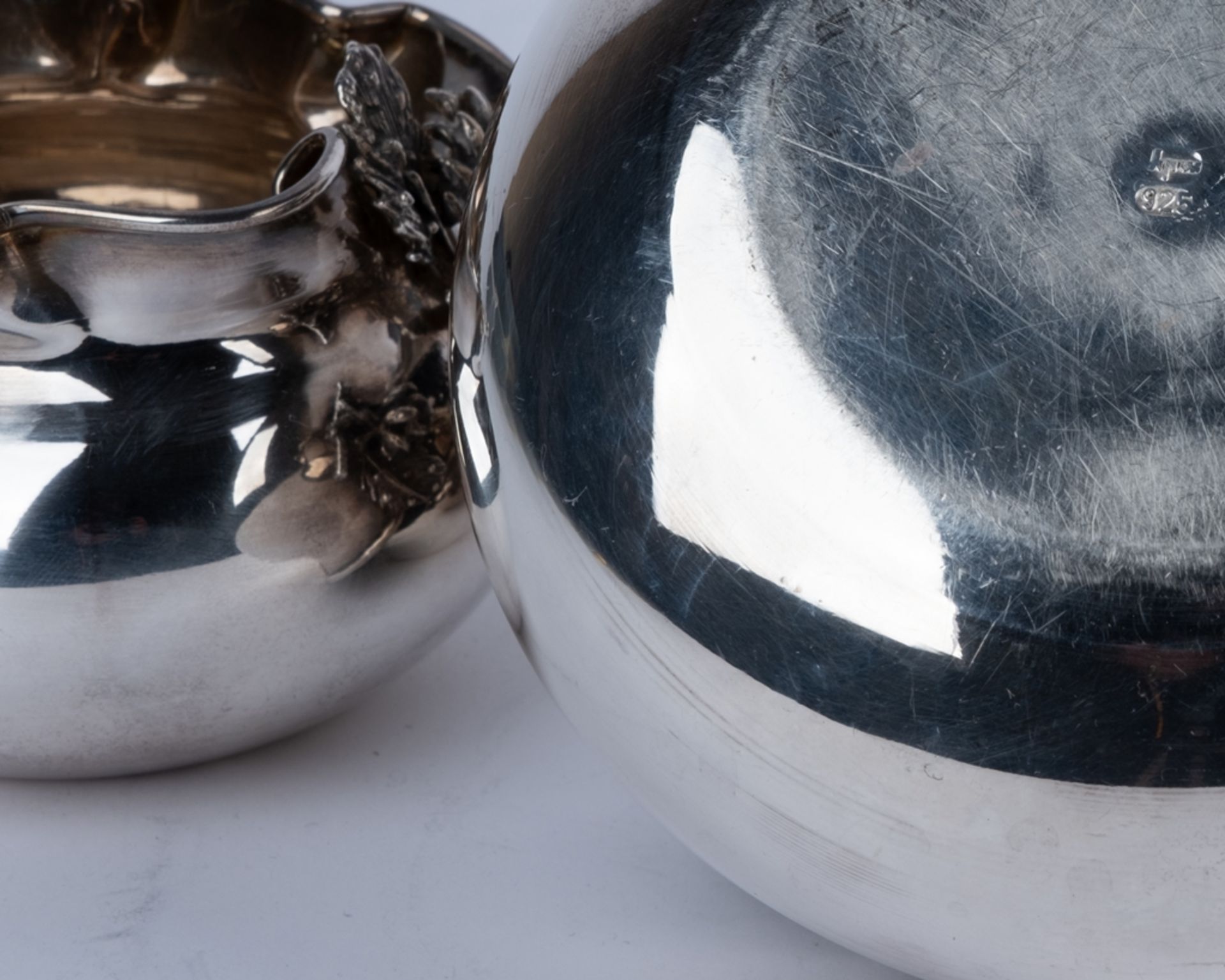 3 Cachepots, Silber 925, Südostasien, runde, gebauchte Sackform mit ovaler, bewegt gefalteter Öffnu - Bild 3 aus 3