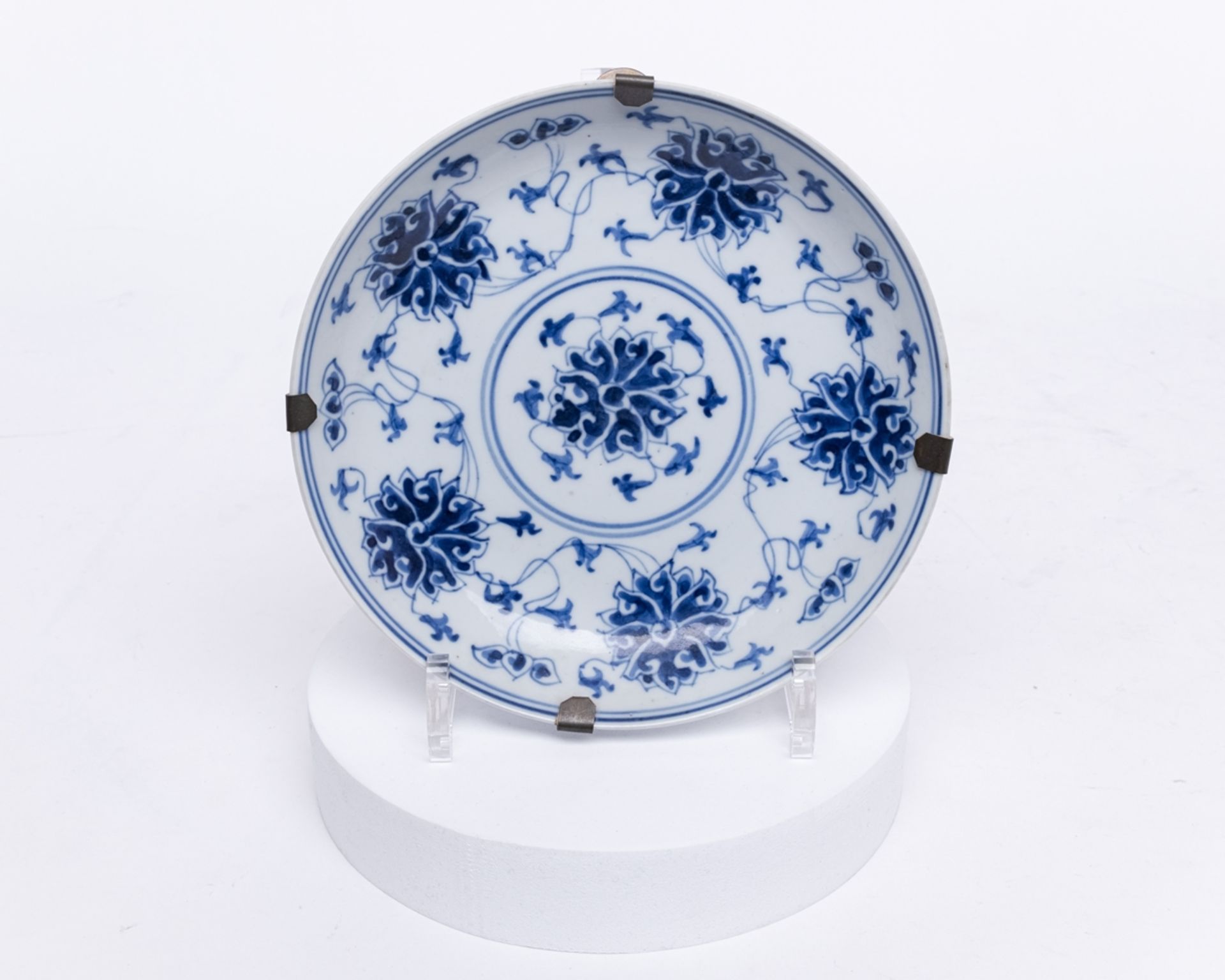 3 Teller, China, 19. Jh., Porzellan, blau-weiße Chrysanthemen-Dekore, am Boden umseitig Sechszeiche - Bild 6 aus 7