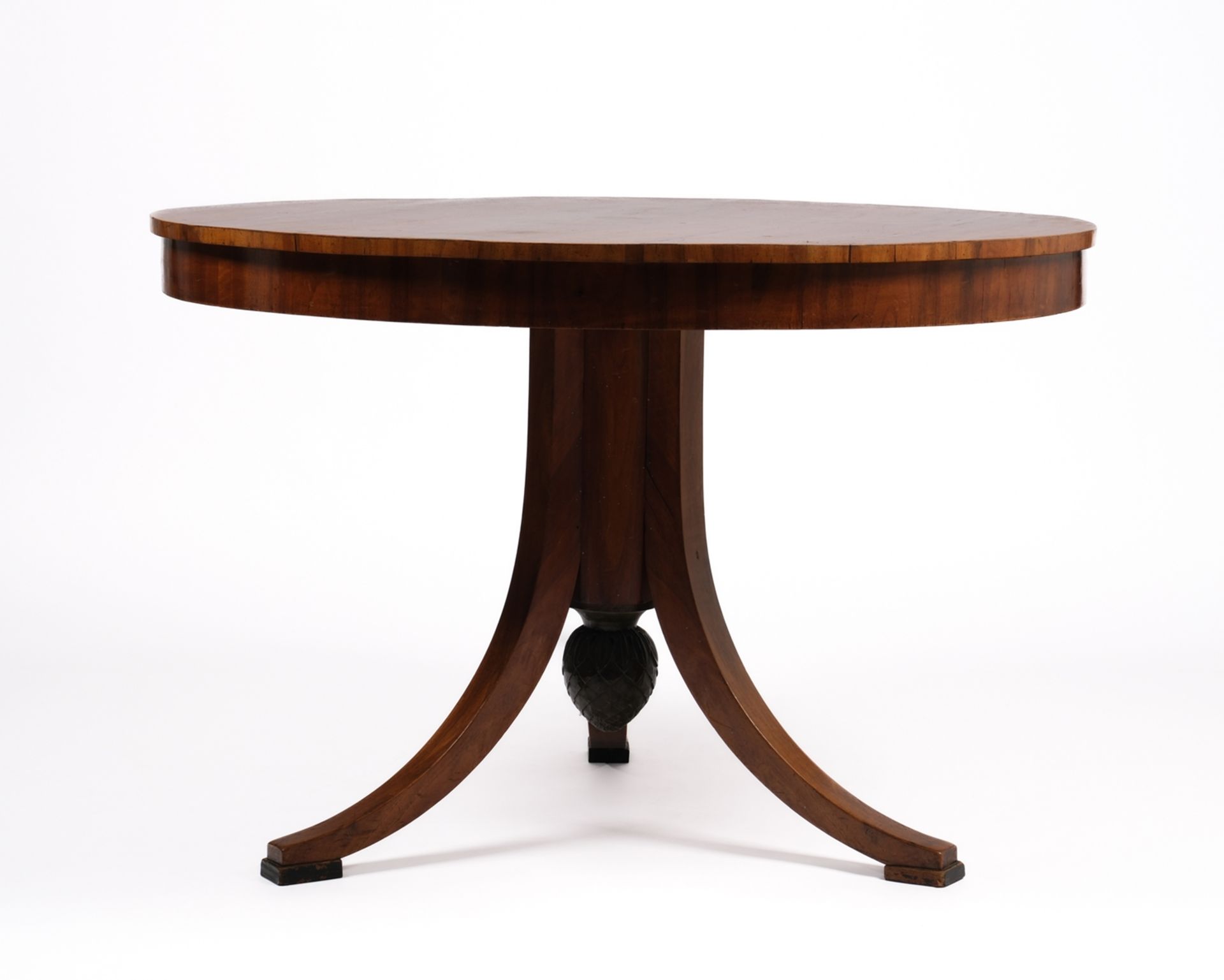 Biedermeiertisch aus Haus Parzival, 1. Drittel 19. Jh., Nussbaum, runde Platte über Schaft mit drei