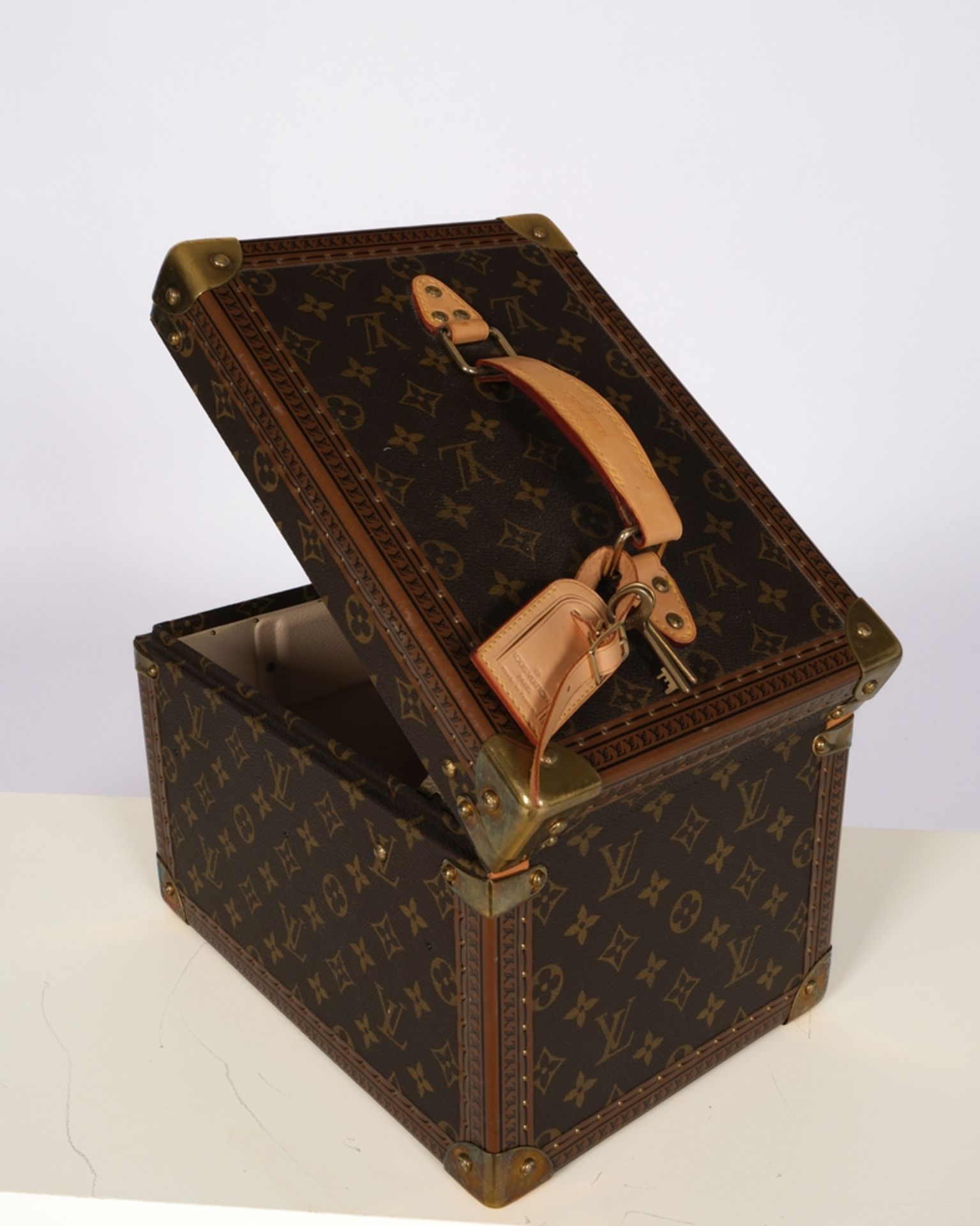 Kosmetikkoffer, "Boîte flacons", Louis Vuitton, Frankreich, 20. Jh., Monogram-Canvas LV, helles Led - Bild 3 aus 4